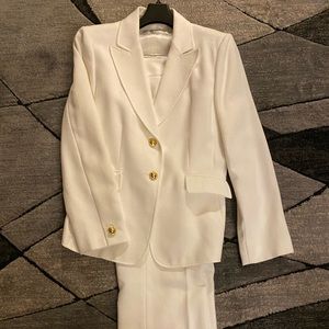 White TAHARI size 12 Pantsuit NWOT